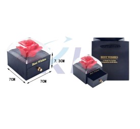 CAJA DE JOYA NEGRA  CON ROSA ROJA  EN SU INTERIOR