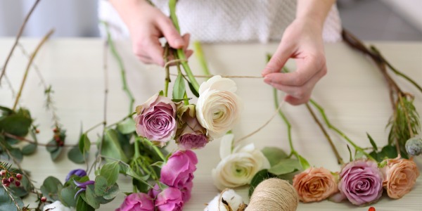 Cómo hacer composiciones florales con flor artificial: técnicas y surtido para floristas