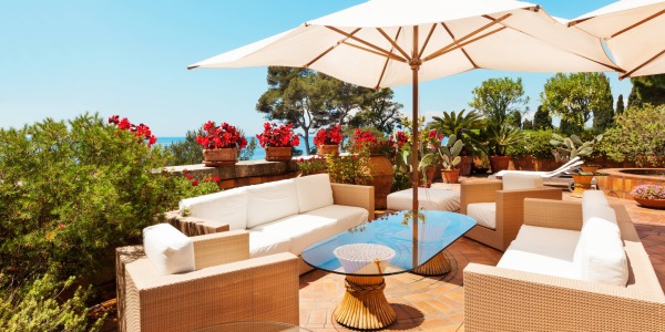 Cómo decorar una terraza o jardín con poco presupuesto: ideas con plantas artificiales