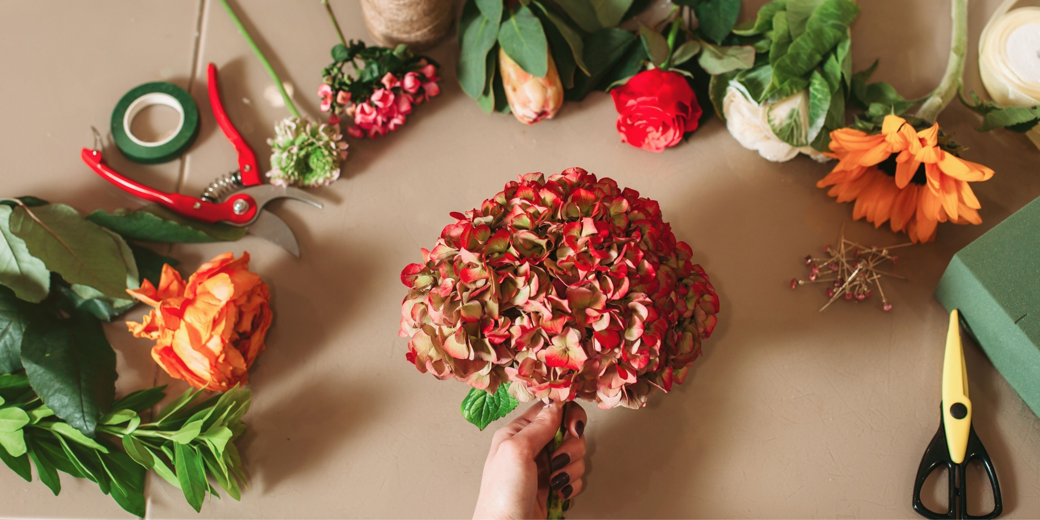 Accesorios para composiciones florales al por mayor: qué pedir y por qué