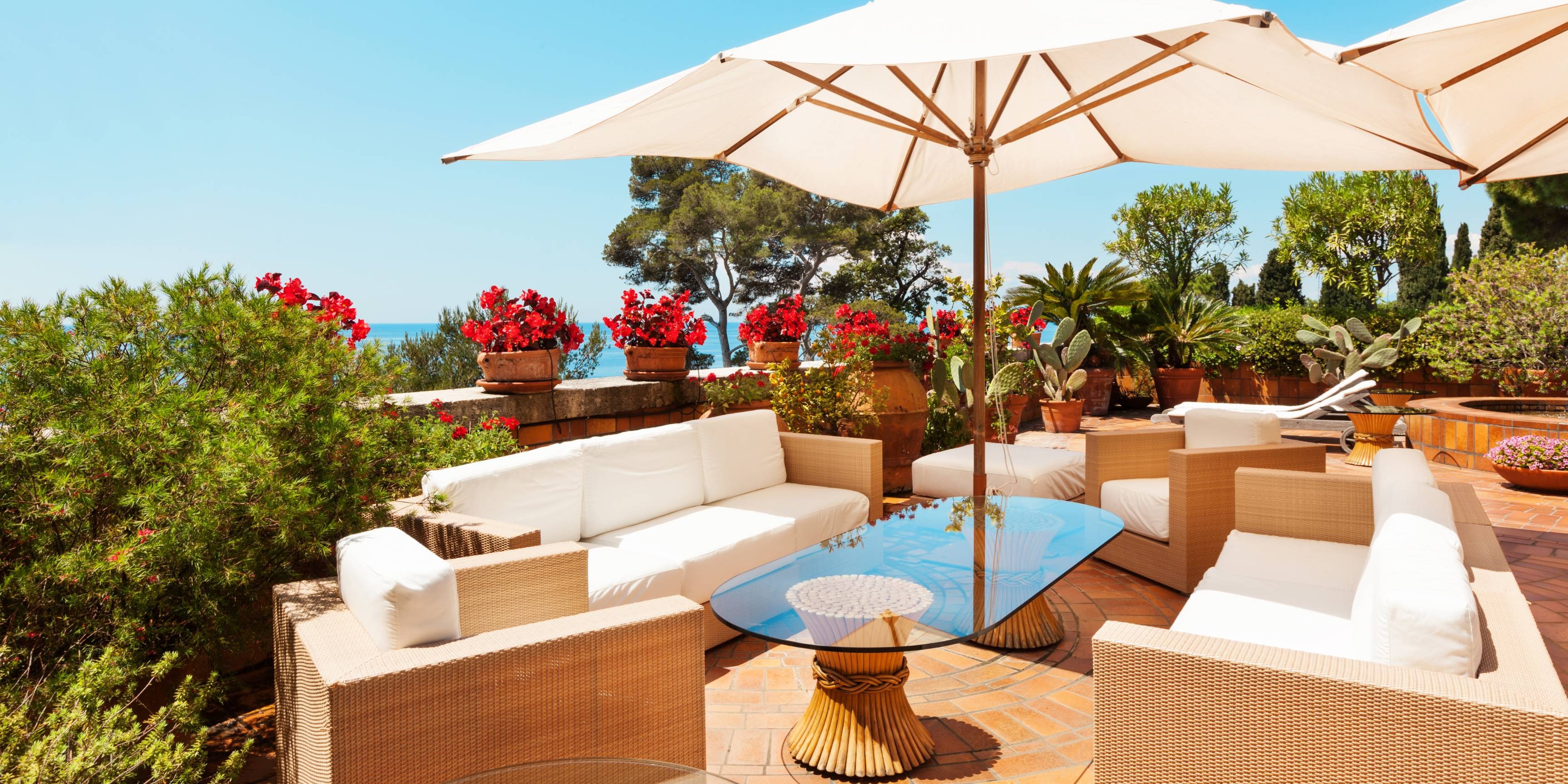 Cómo decorar una terraza o jardín con poco presupuesto: ideas con plantas artificiales